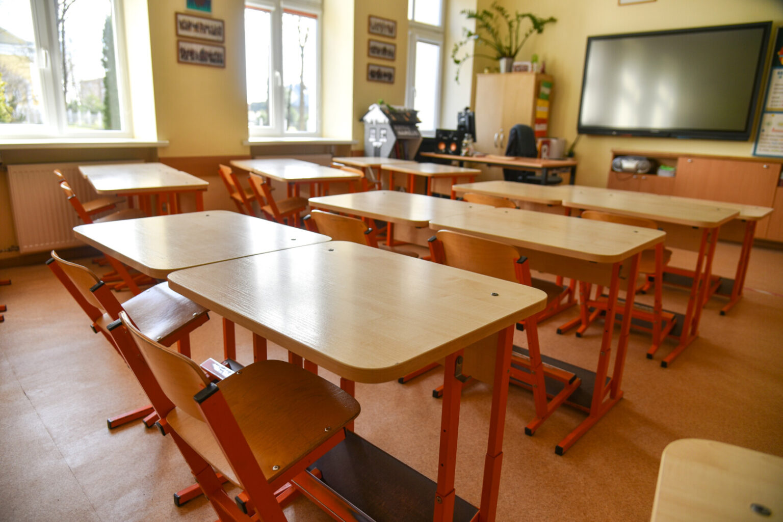 Po įpusėjusių vienuoliktokų tarpinių patikrinimų kai kurios šalies mokyklos skelbia protesto akciją, iki trečdalio stiebo nuleisdamos vėliavą.