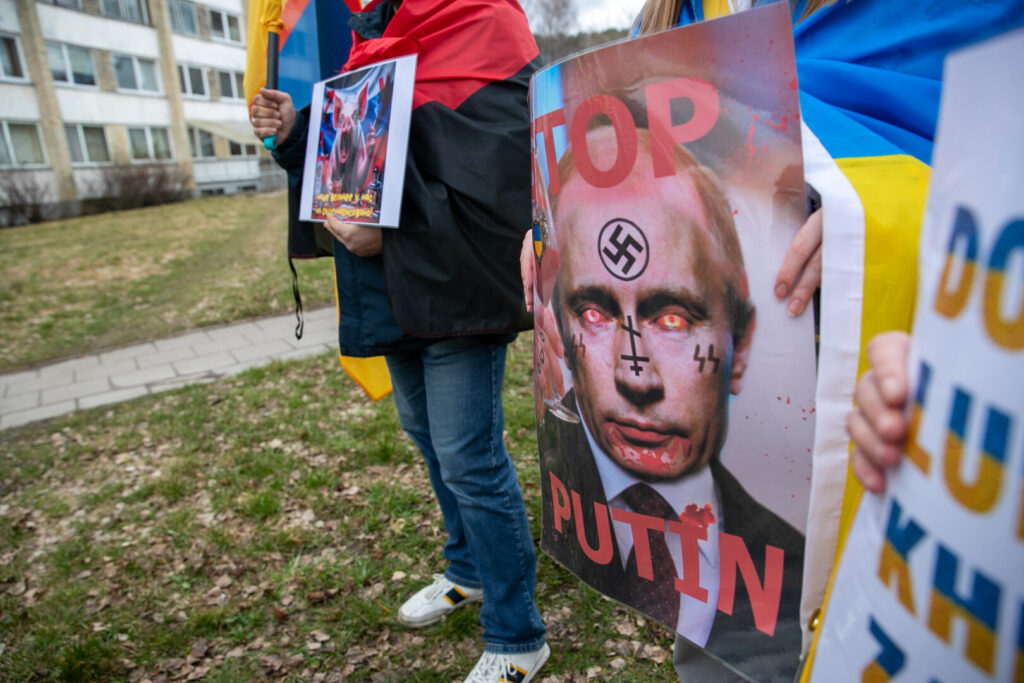 Vykstant vadinamiesiems Rusijos prezidento rinkimams, sekmadienį prie Rusijos ambasados sostinėje surengtas piketas „Vidudienis prieš Putiną“.