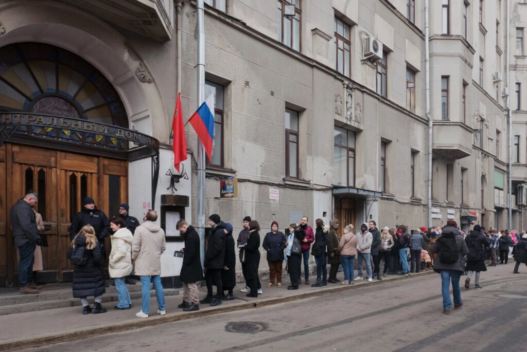 Rusijos lyderis Vladimiras Putinas turėtų laimėti prezidento rinkimus, surinkęs 87 procentus balsų. Tai sekmadienį atskleidė valstybės vykdomos rinkėjų apklausos po balsavimo, kuriame nebuvo tikrų opozicijos kandidatų.