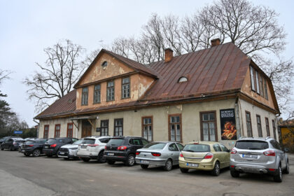 Panevėžio centre 1924 metų pavasarį iškilmingai atidaryta pradinė mokykla – pirmoji mieste, iki to laiko turėjusiame vos kelias klases nuomojamose patalpose. Mokyklos pastatas Antano Smetonos gatvėje išstovėjo visą šimtmetį – nors pakeitęs ir paskirtį, ir prestižą, bet vis dar gyvas.