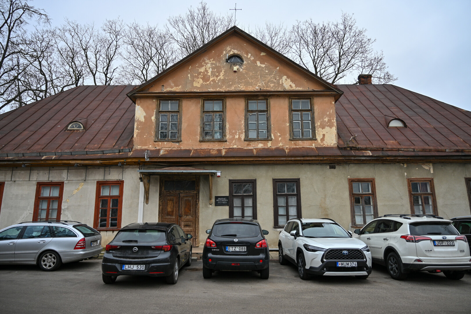 Pirmosios Panevėžyje pradinės mokyklos pastatas dabar priklauso dešimčiai savininkų: kas gyvena, kas nuomoja, kas retkarčiais apsistoja. Tačiau iki šiol jame tebėra gyva kūrybos dvasia. P. ŽIDONIO nuotr.