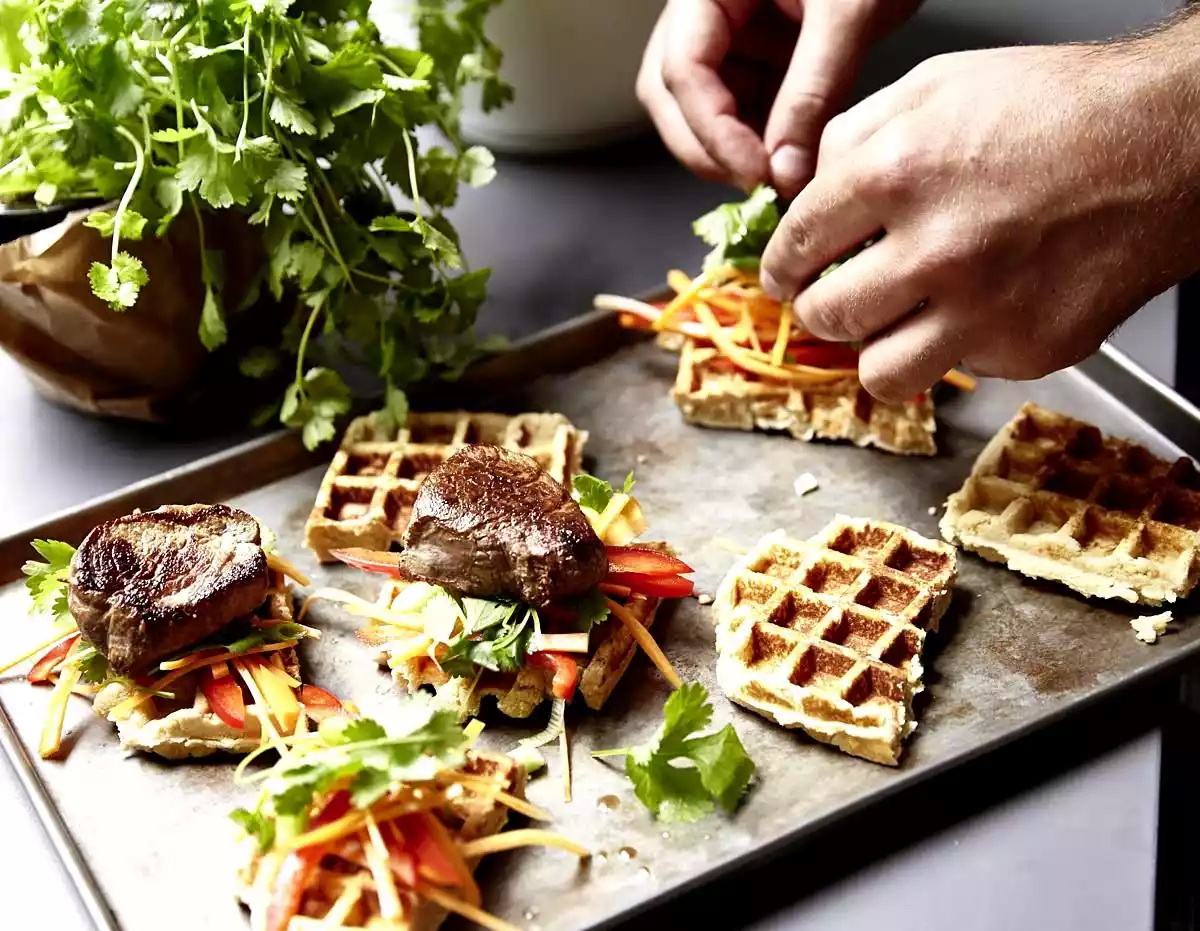 Pačiais įvairiausiais priedais pagardinti nesaldūs vafliai – neįprastas, bet labai patogus patiekalas sotiems pusryčiams ar net priešpiečiams. Ir gardi alternatyva visiems, kam jau pabodo blyneliai ar tuo labiau sumuštiniai.