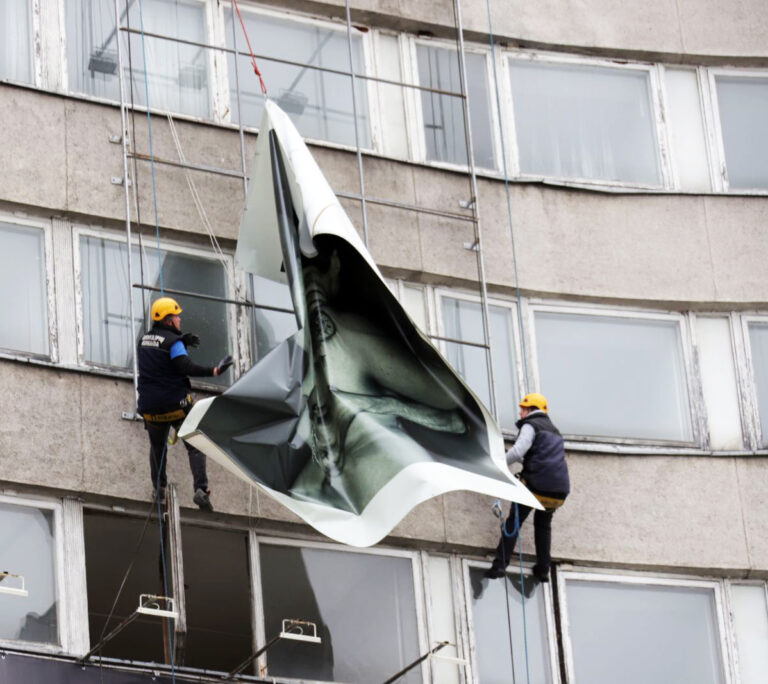 Nuo Panevėžio centrą reprezentuojančio viešbučio fasado nuimtos meno darbų reprodukcijos sukėlė kalbų dėl šio Laisvės aikštės šašo rekonstrukcijos. Jo atnaujinimo projektą pastato savininkai paviešino dar daugiau nei prieš metus.