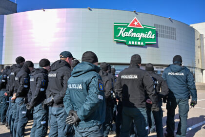 Kovo mėnesį labiausiai, 4 ir 3 procentiniais punktais, smuko visuomenės pasitikėjimas policija ir Vyriausybe.