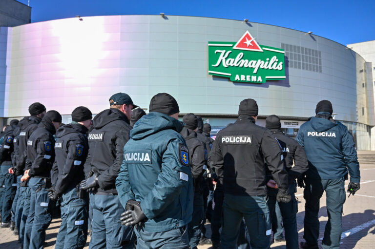 Kovo mėnesį labiausiai, 4 ir 3 procentiniais punktais, smuko visuomenės pasitikėjimas policija ir Vyriausybe.