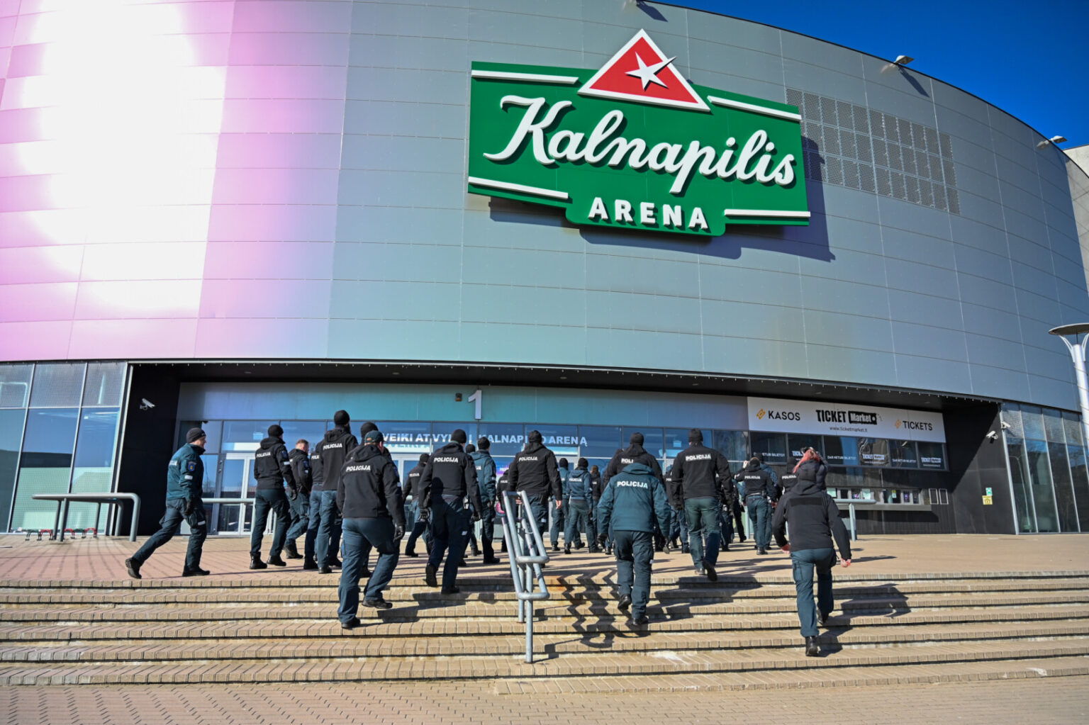 Gausios policijos pareigūnų pajėgos trečiadienio vidudienį sulėkė į „Kalnapilio“ areną Panevėžyje malšinti kilusių riaušių.