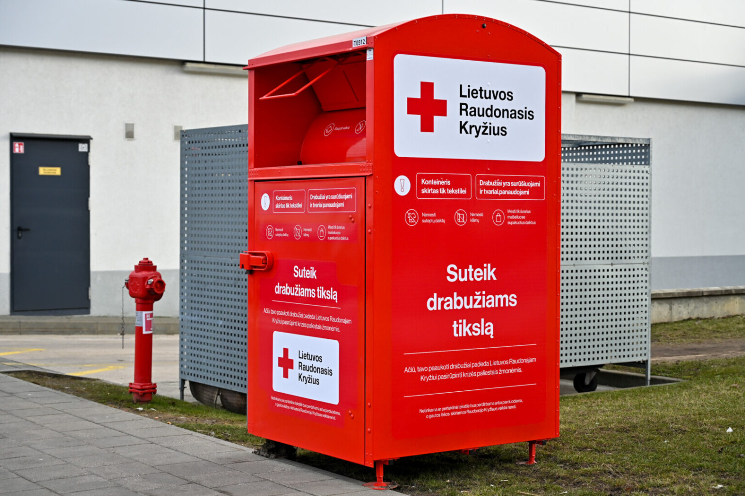 Panevėžyje sustatyti Raudonojo Kryžiaus simboliu pažymėti tekstilės konteineriai sparčiai pilnėja.