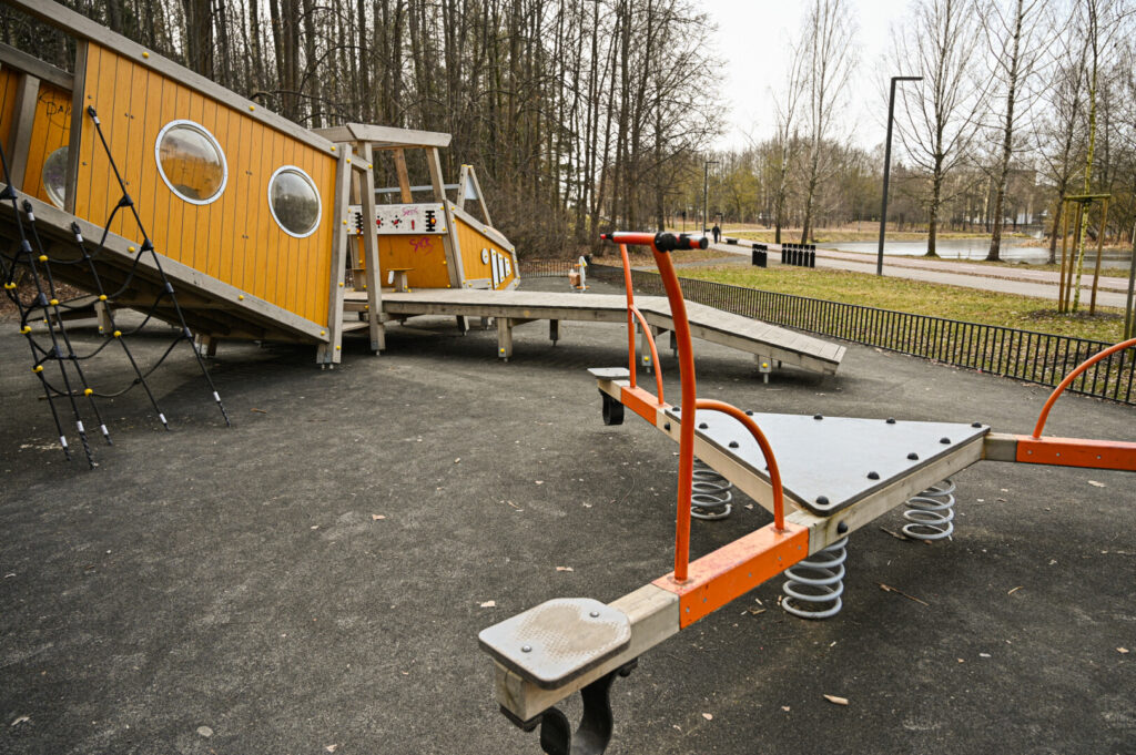 Nors Skaistakalnio parko atnaujinimo darbai baigti tik praėjusių metų pabaigoje, jame įrengta vaikų žaidimo aikštelė po praėjusio savaitgalio taip suniokota, kad pramogos mažiesiems gali baigtis ligoninėje.