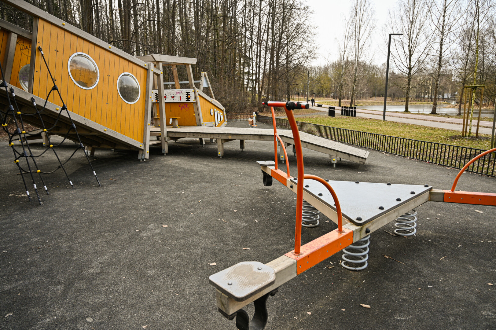 Vos prieš porą metų įrengta išskirtinio dizaino vaikų žaidimo aikštelė ne tik atrodo baisiai, bet ir nebesaugi. P. ŽIDONIO nuotr.