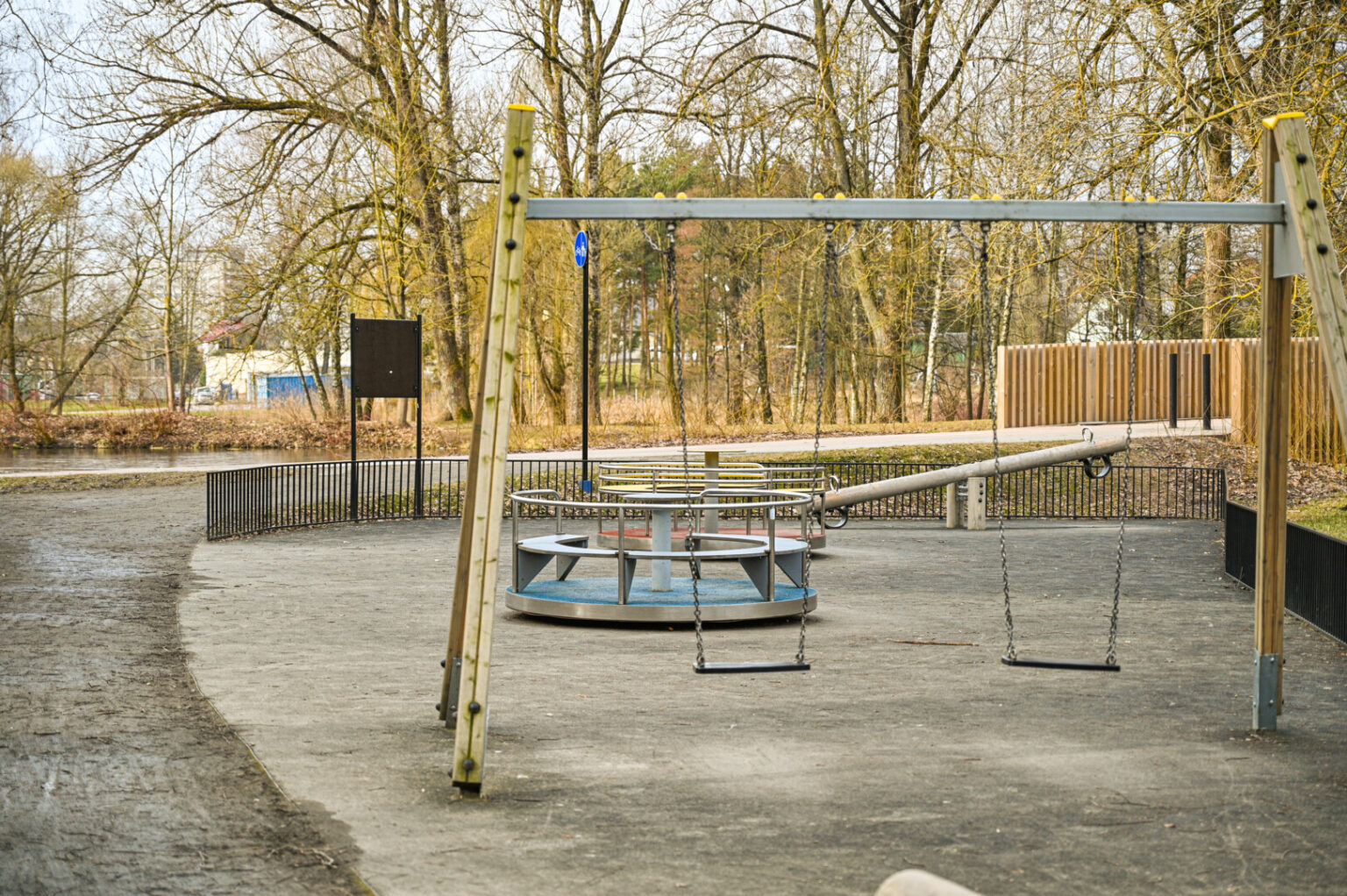 Nors Skaistakalnio parko atnaujinimo darbai baigti tik praėjusių metų pabaigoje, jame įrengta vaikų žaidimo aikštelė po praėjusio savaitgalio taip suniokota, kad pramogos mažiesiems gali baigtis ligoninėje.