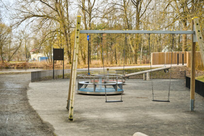 Nors Skaistakalnio parko atnaujinimo darbai baigti tik praėjusių metų pabaigoje, jame įrengta vaikų žaidimo aikštelė po praėjusio savaitgalio taip suniokota, kad pramogos mažiesiems gali baigtis ligoninėje.