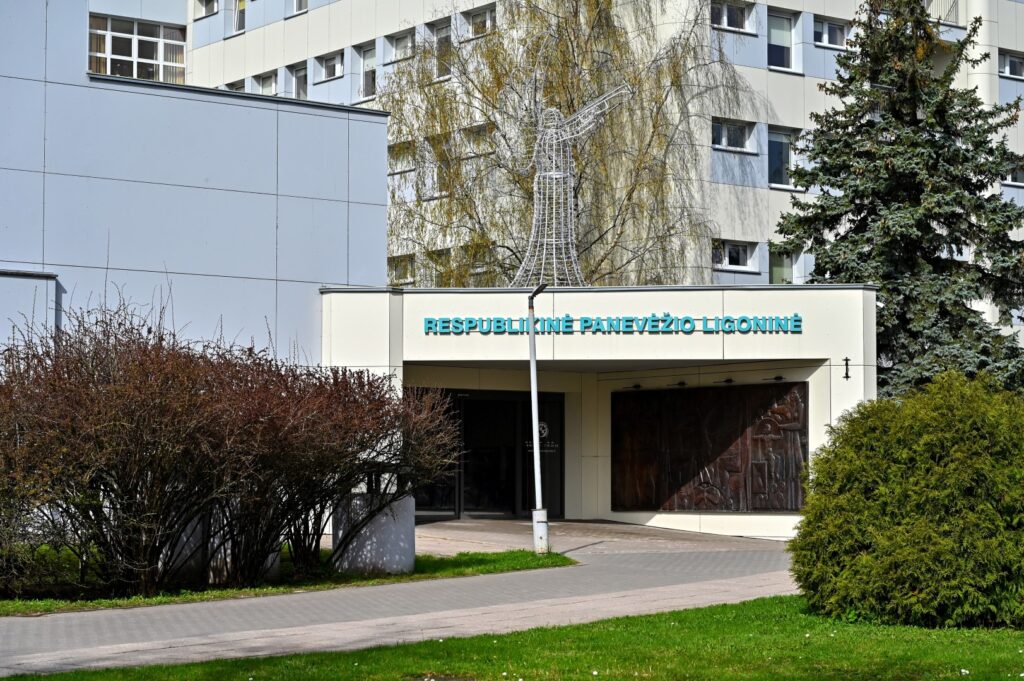 Alergijų kamuojamiems panevėžiečiams šios srities gydytojo tenka ieškoti už kelių dešimčių kilometrų kituose didmiesčiuose, mat Respublikinėje Panevėžio ligoninėje dirbančios dvi alergologės vienu metu išėjo auginti vaikučių.