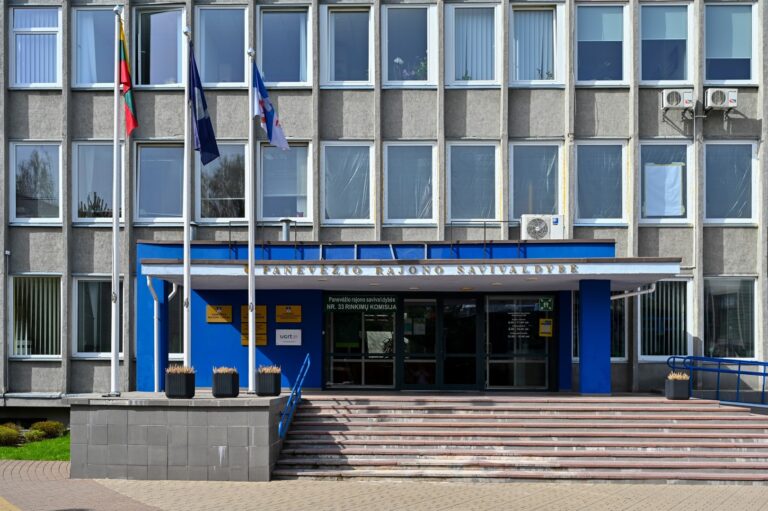 Tokie, regis, elementarūs dalykai kaip apsilankymas kirpykloje, kine, reikalų sutvarkymas Savivaldybėje ir pan. negalią turintiems žmonėms – iššūkis, primenantis visuomenės požiūrį į juos.