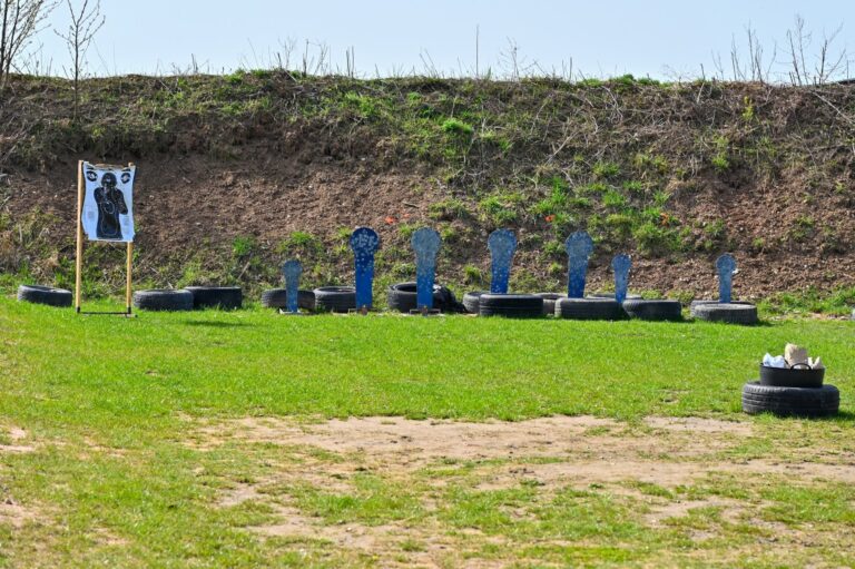 Vienintelė Panevėžio mieste bei rajone esanti šaudykla, kurioje treniruojasi ir policijos pareigūnai, atsidūrė tų pačių pareigūnų akiratyje.