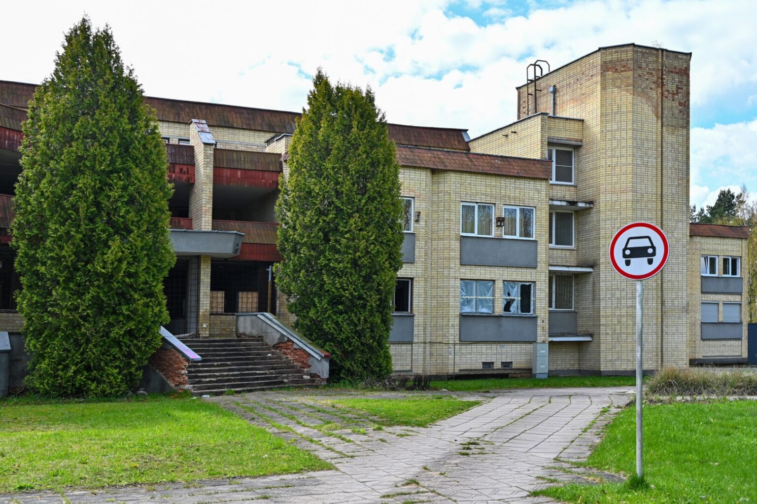 Respublikinio priklausomybės ligų centro Panevėžio filialui persikėlus į naujas patalpas Tinklų gatvėje, ištuštėjęs buvęs „Ekrano“ profilaktoriumas dabar sulaukia tik smalsių paauglių, vandalų ir benamių vizitų.