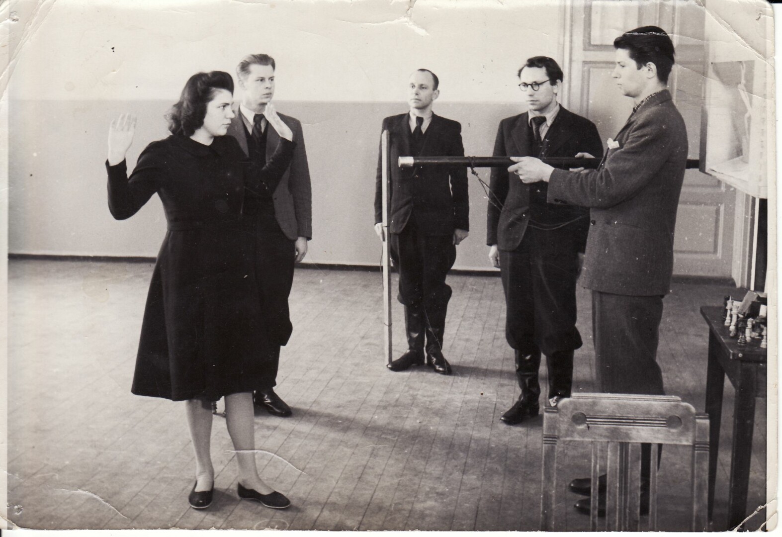 Pirmojo spektaklio „Sidabrinis slėnis“ (režisierius Juozas Miltinis) repeticijoje. Iš kairės Janina Dulskytė, Stasys Paska, Bronius Raila, Juozas Miltinis, Bronius Babkauskas. 1941 metai. PAVB fondų nuotr.