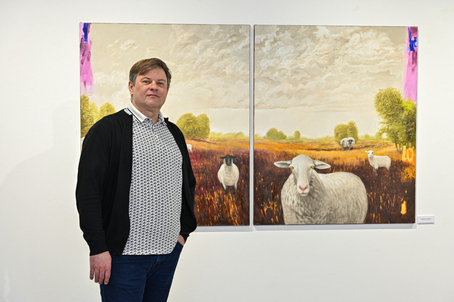 Į Panevėžio širdyje, Laisvės aikštėje, veikiančios Lietuvos dailininkų sąjungos Panevėžio skyriaus galeriją „Galerija XX“ užsukusiuosius pirmosios pasitinka... avys.