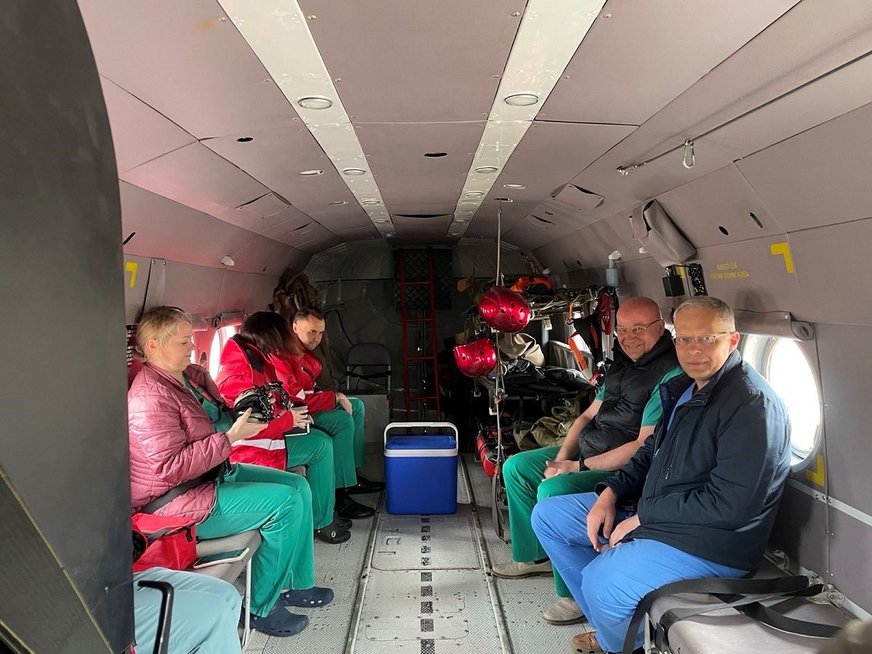 Iš Pajuosčio aerodromo gydytojų komanda kartu su donoro organu sraigtasparniu atskraidinta į Kauną. KOP nuotr.