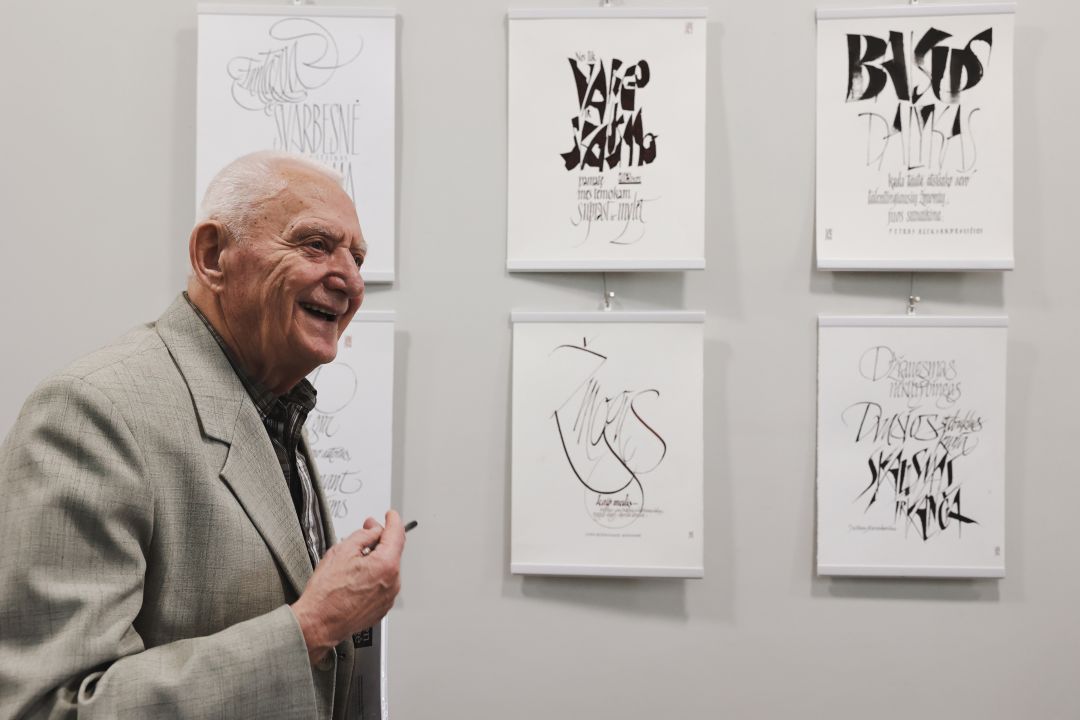 Ar žinojote? M, T raidės yra vyriškos, C ir S – moteriškos? Kaligrafijos niuansai, smagumynai ir grožis buvo pristatyti Panevėžio apskrities Gabrielės Petkevičaitės-Bitės viešojoje bibliotekoje, kur atidaryta Alberto Gursko kūrybos paroda „Laiškai Lietuvai“.