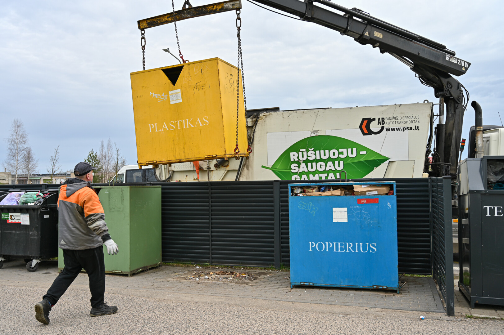 Atliekų vežėjas, įmonė „Panevėžio specialus autotransportas“ tvirtina nereikalaujantis duomenų, kiek svetur uždirba panevėžiečiai. Pasak bendrovės, tokiems pakanka deklaruoti išvykimą iš Lietuvos. P. ŽIDONIO nuotr.