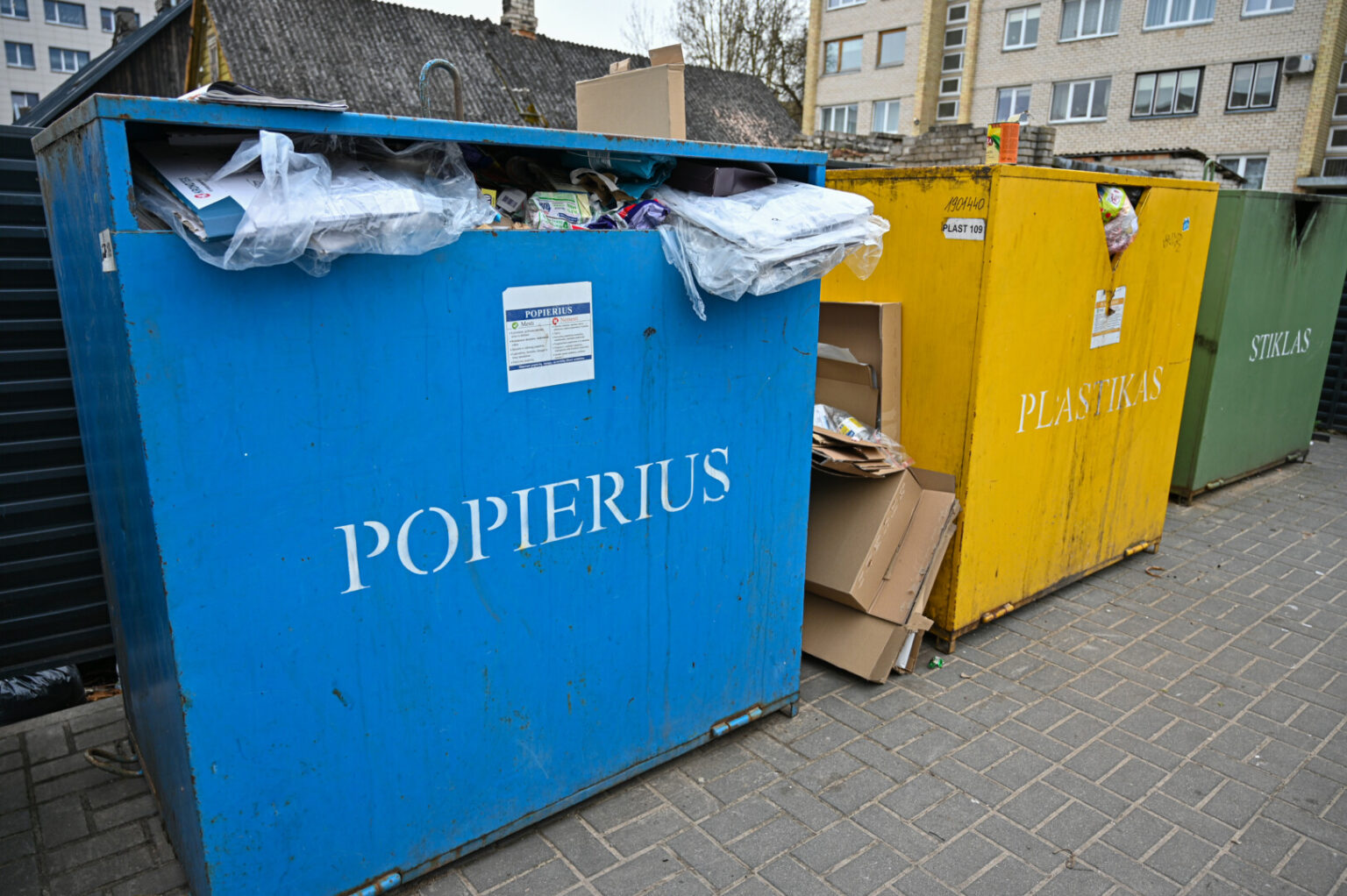 Kai kurie panevėžiečiai piktinasi, kad atliekų rūšiavimas praranda prasmę, nes patys komunalininkai laiku neišveža plastiko ar popieriaus prigrūstų konteinerių.