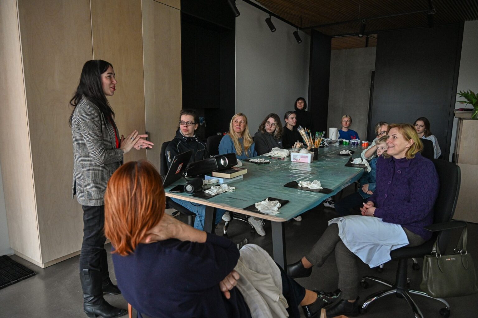 Net ir nusibodusį seną drabužį įmanoma patobulinti taip, kad jis būtų vienetinis ir atrodytų tarsi garsaus dizainerio darbas.