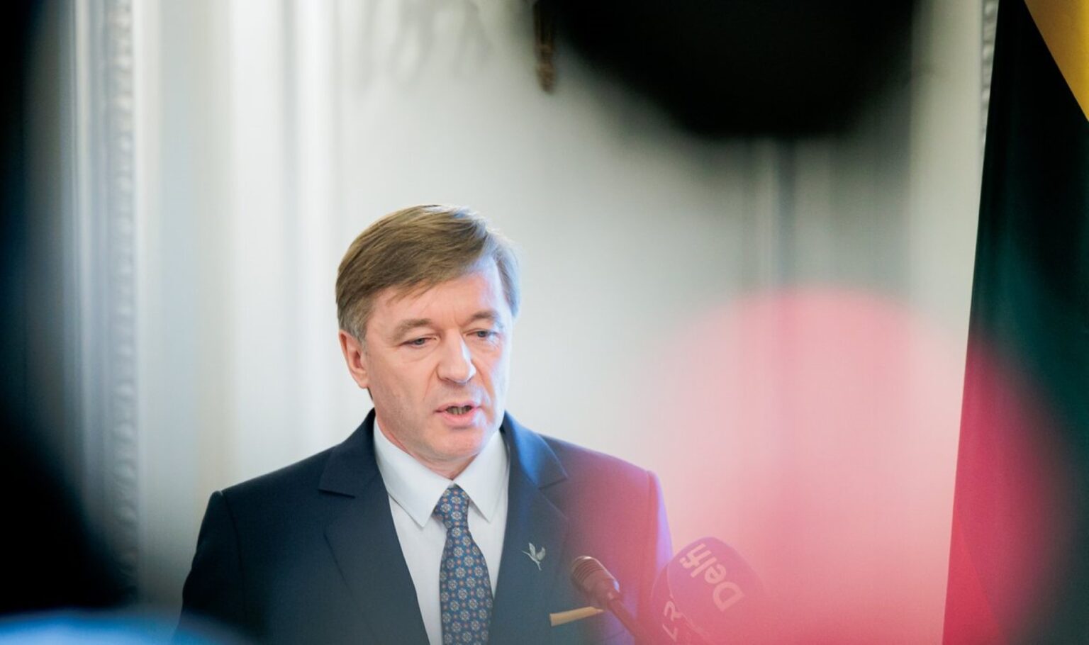 Lietuvos valstiečių ir žaliųjų sąjungos (LVŽS) pirmininkas Ramūnas Karbauskis teigia, kad jo vadovaujama partija svarstys galimybę prezidento posto siekiantį Igną Vėgėlę paremti ir finansiškai.