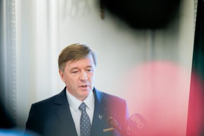 Lietuvos valstiečių ir žaliųjų sąjungos (LVŽS) pirmininkas Ramūnas Karbauskis teigia, kad jo vadovaujama partija svarstys galimybę prezidento posto siekiantį Igną Vėgėlę paremti ir finansiškai.