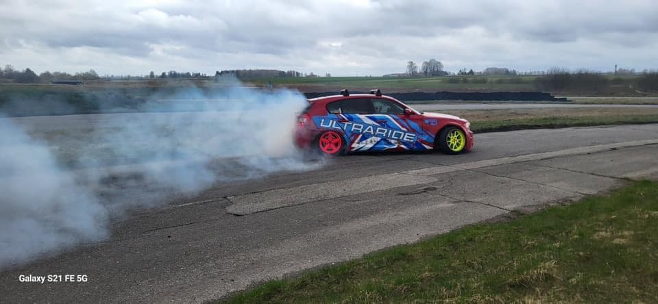 Trisdešimt metų tarnavęs kartų entuziastams, pastaruosius dešimt metų stūksojęs apleistas Raguvos kartodromas penktą gyvavimo dešimtmetį pradėjo įsileidęs aštrių pojūčių ištroškusius automobilių vairuotojus.