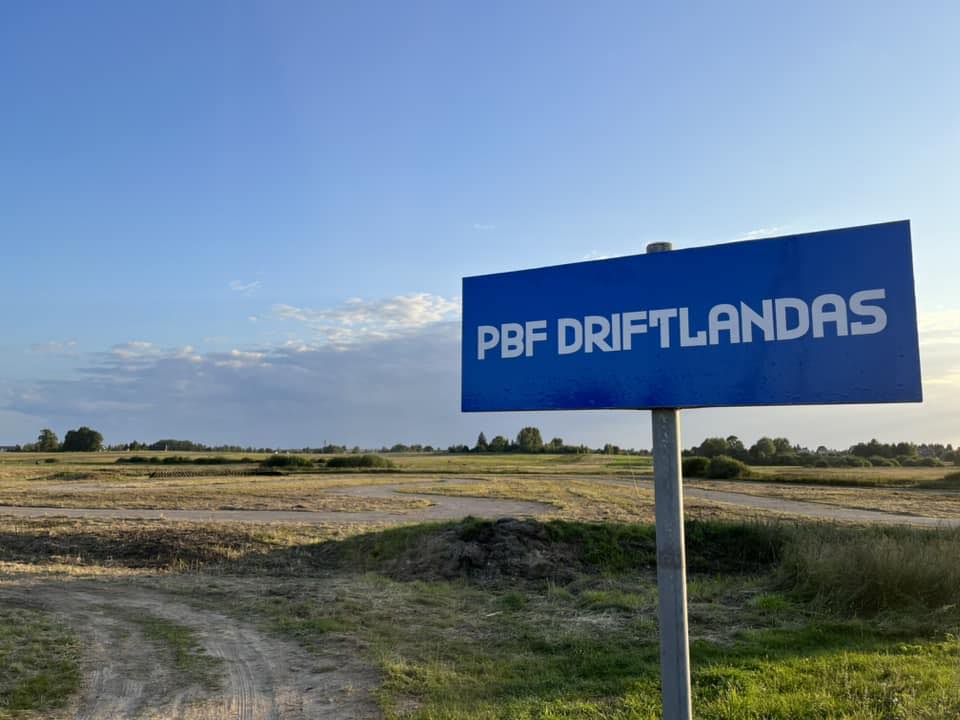 Nuo praėjusio rugpjūčio Raguvos kartodrome ratus suka nebe rajoną kadaise garsinusių kartų, bet automobilių entuziastai. PBF Driftlandas nuotr.