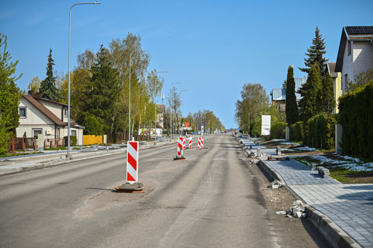Jau daugiau kaip savaitė panevėžiečiai ir miesto svečiai priversti planuotis kitus kelionės maršrutus – arterinė Smėlynės gatvės atkarpa nuo geležinkelio pervažos iki Šiaurinės gatvės žiedo uždaryta rekonstrukcijai.