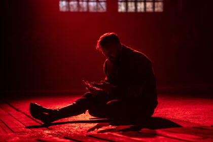 Paskutinę šį sezoną Juozo Miltinio dramos teatro premjerą – spektaklį „Makbetas“ pagal Viljamo Šekspyro tragediją statantis režisierius Aleksandras Špilevojus teigia neinantis į kraštutinumus ir nedraudžiantis kūrybinei komandai minėti šios prietarais apipintos pjesės pavadinimo.