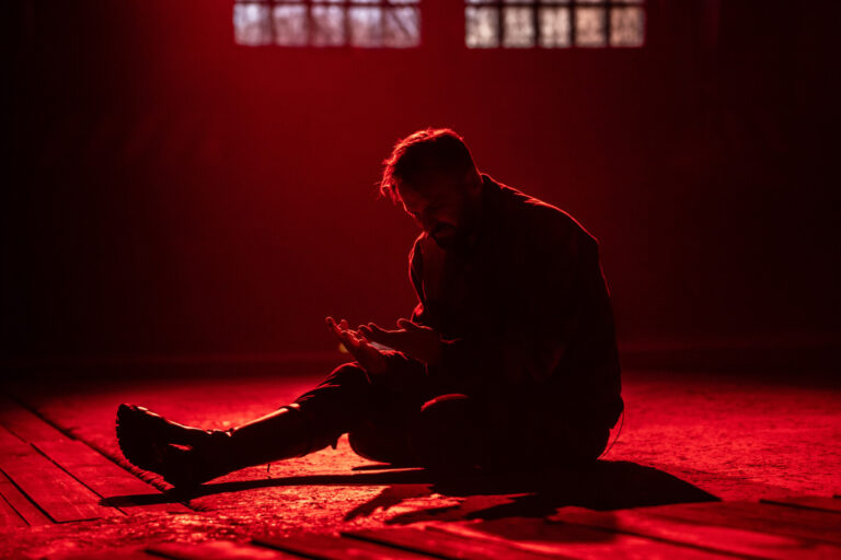 Paskutinę šį sezoną Juozo Miltinio dramos teatro premjerą – spektaklį „Makbetas“ pagal Viljamo Šekspyro tragediją statantis režisierius Aleksandras Špilevojus teigia neinantis į kraštutinumus ir nedraudžiantis kūrybinei komandai minėti šios prietarais apipintos pjesės pavadinimo.