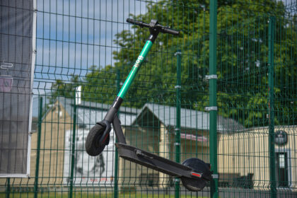 Iki nelaimės – vienas žingsnis. Taip panevėžietis įvertino situaciją, pamatęs ant geležinkelio bėgių, kertančių Smėlynės gatvę, numestą elektrinį paspirtuką.