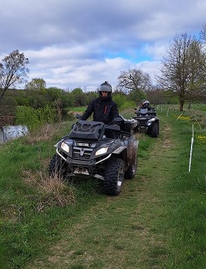 Pilietiškas asmuo nufotografavo keturratininkus, prasiautusius Krekenavos regioniniame parke. KREKENAVOS REGIONINIO PARKO nuotr.