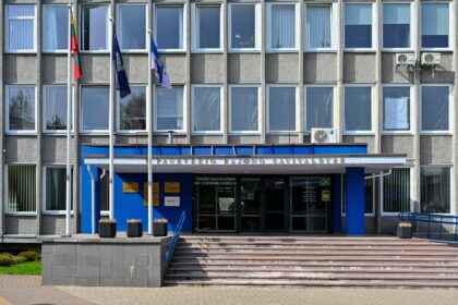 Nemenką ažiotažą sukėlęs dabar jau buvusio Panevėžio rajono savivaldybės administracijos direktoriaus spyris į nugarą pavaldiniui – Architektūros skyriaus vedėjui baigėsi tyliu bylos nutraukimu.