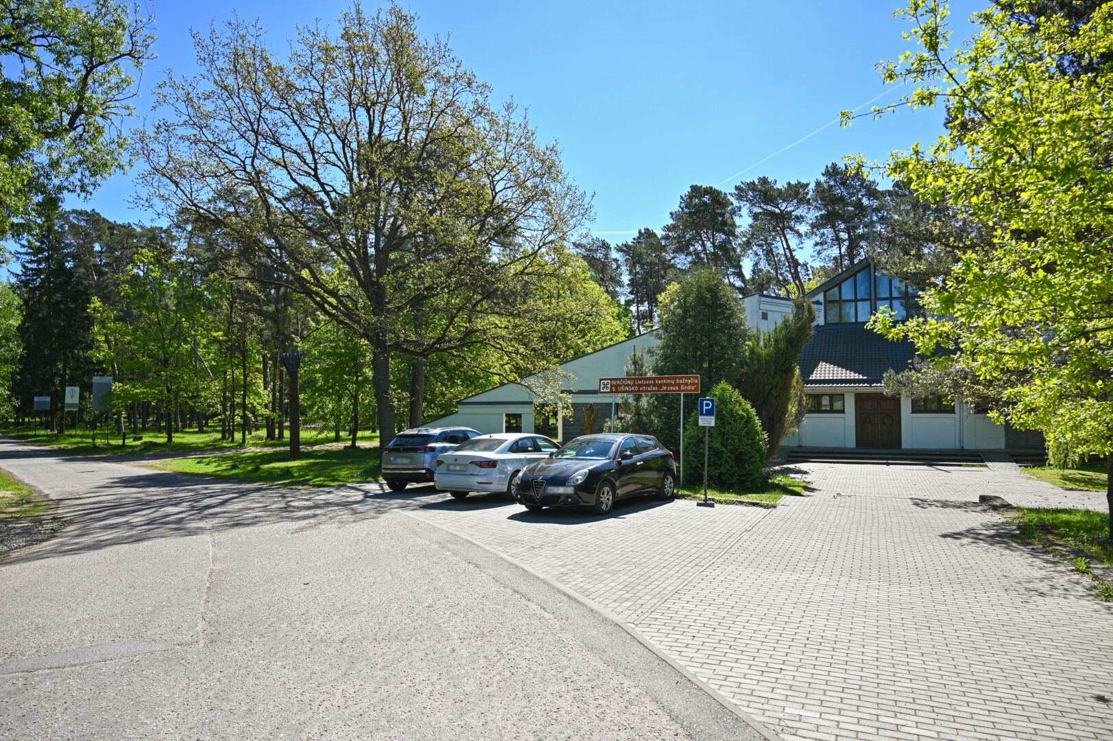 Gausiai lankoma Lietuvos kankinių bažnyčia stovi miestui priklausančioje teritorijoje Berčiūnuose. P. ŽIDONIO nuotr.