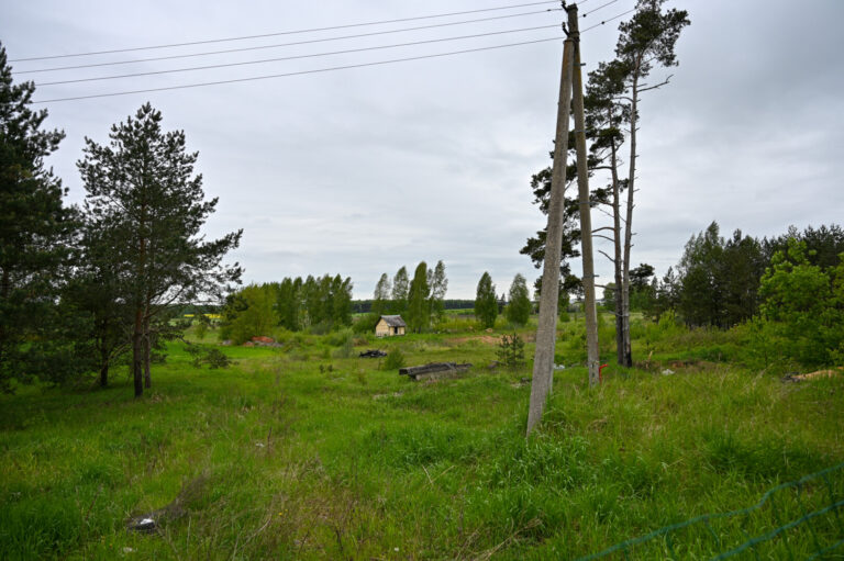 Už Šilagalio, šalia „Via Balticos“, pagal pirminį verslininkų sumanymą, šiemet jau turėjo vykti krematoriumo atidarymas. Tačiau pušelėmis ir krūmynais apaugusiame, atliekų primėtytame sklype statybos dar nė neprasidėjo.