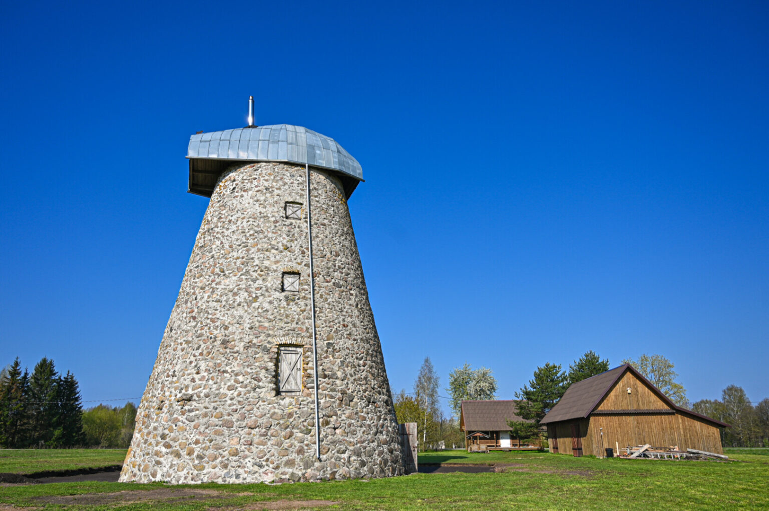 Metai kiti, o gal ir greičiau – ir Panevėžio rajonui, įkandin kitų Lietuvos vietovių, numatoma tapti vėjo jėgainių, paprastai pavadinamų vėjo malūnais, kraštu.