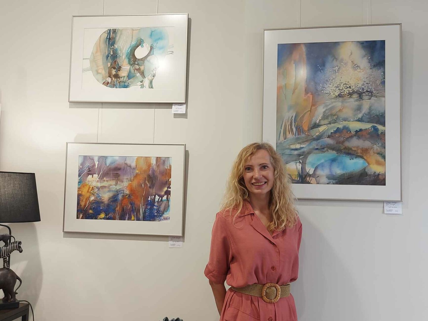 „Nežinau, ar dabar savo paveikslais pasaulį darau ramesnį ir gražesnį, bet mintyse – taip“, – sako dailininkė Eglė Lipinskaitė.