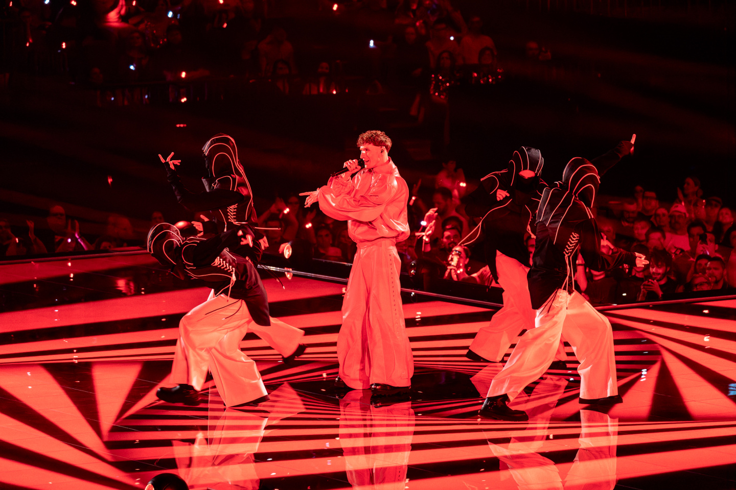 Lietuvai 68-ajame „Eurovizijos“ dainų konkurse atstovaujantis Silvester Belt sėkmingai pasirodė pirmajame pusfinalyje ir pateko į konkurso finalą, kuris vyks jau šį šeštadienį.