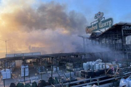 Ukraina gedi Charkivo prekybos centre po Rusijos aviacijos smūgių sudegusių žmonių. Žuvusiųjų tapatybes bandoma nustatyti rankomis perkasant pelenus ir ieškant bent menkiausių kūno fragmentų.