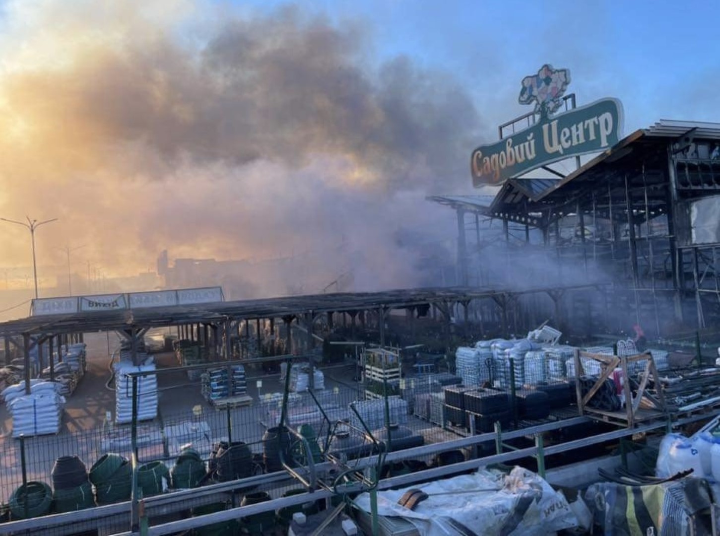 Ukraina gedi Charkivo prekybos centre po Rusijos aviacijos smūgių sudegusių žmonių. Žuvusiųjų tapatybes bandoma nustatyti rankomis perkasant pelenus ir ieškant bent menkiausių kūno fragmentų.