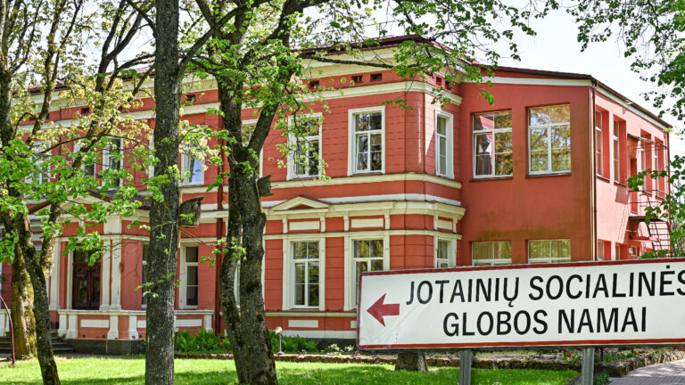 Vienoje didžiausių Panevėžio rajono socialinės globos įstaigų susiklostė neeilinė situacija – vienu metu iš pareigų pasitraukė visa jos valdžia – direktorius su pavaduotoja.
