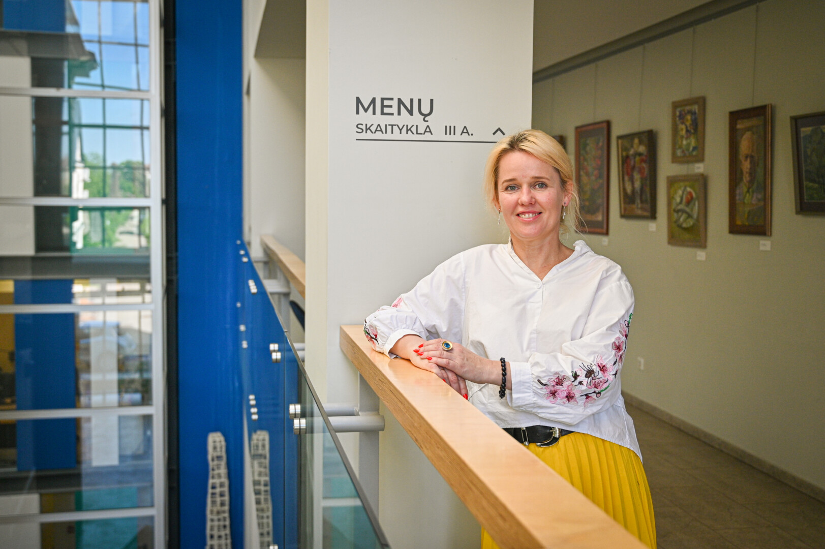 Jurga Žilytė svarsto, jog biblioteka – visai tinkama vieta rudenį dalintis ir derliumi. Ji neabejoja, kad bent jau cukinijomis ar moliūgais panevėžiečiai tikrai dalintųsi. P. ŽIDONIO nuotr.