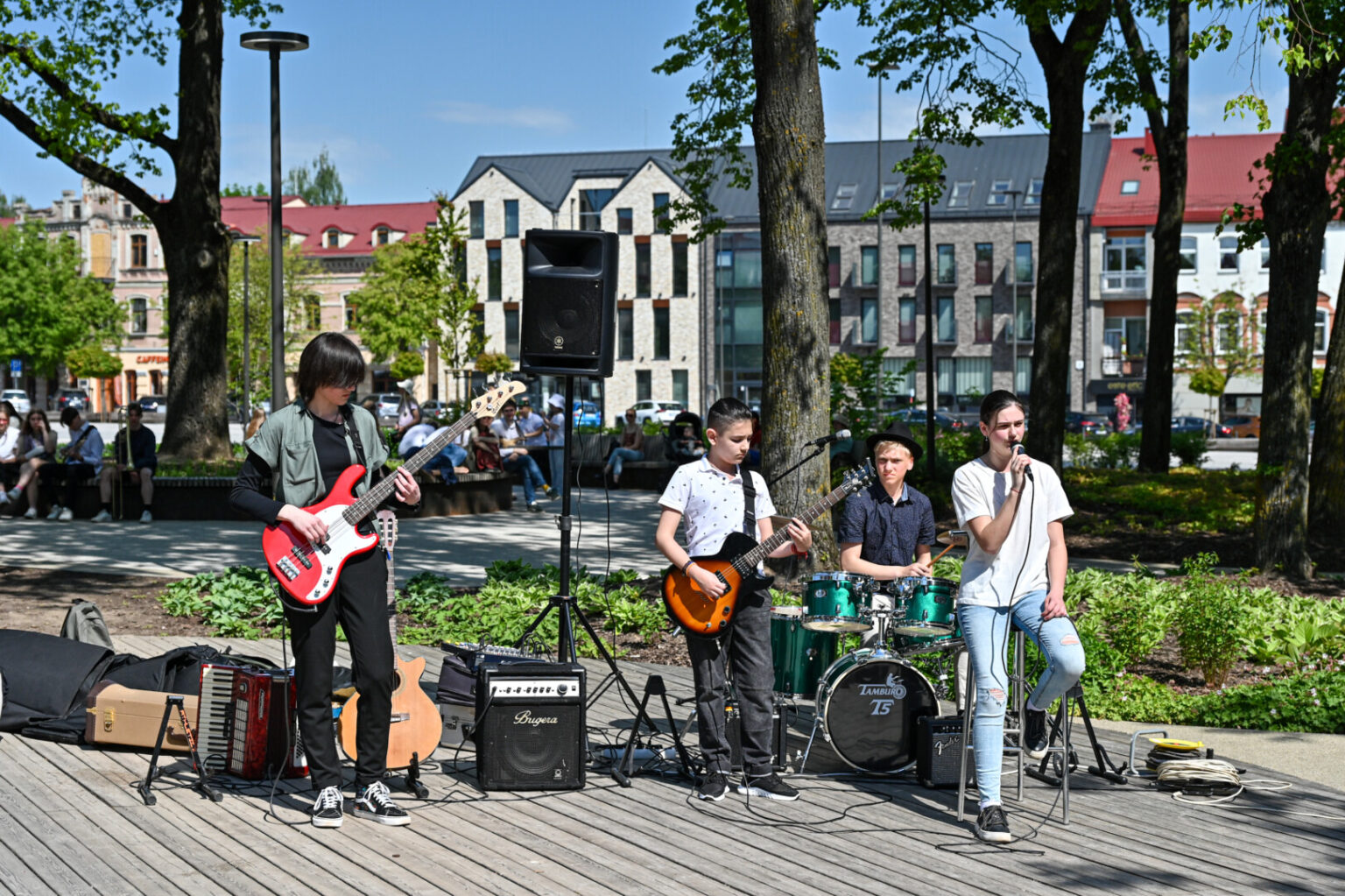 Panevėžys šeštadienį pilnas saulės ir muzikos. Nuo liaudiškos muzikos iki popso ir net roko – Gatvės muzikos dieną groja, kas tik nori ir kaip moka.
