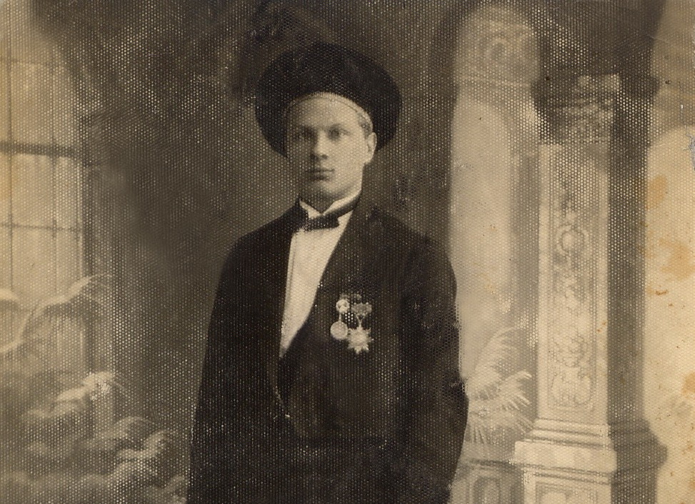 Petras Tarutis su pelnytais apdovanojimais. PANEVĖŽIO KRAŠTOTYROS MUZIEJAUS fondų nuotr.