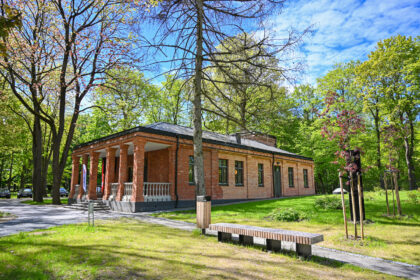 Skaistakalnio parke įspūdingai rekonstruotoje ir nauju kultūros centru tapusioje istorinėje „Pragiedrulių“ sodyboje su svečiu iš JAV apsilankiusi Panevėžio alumnė, filosofė bei politologė Vilniuje gyvenanti Virginija Būdienė nepagailėjo kritikos čia įsikūrusio kūrybiškumo centro komandai.