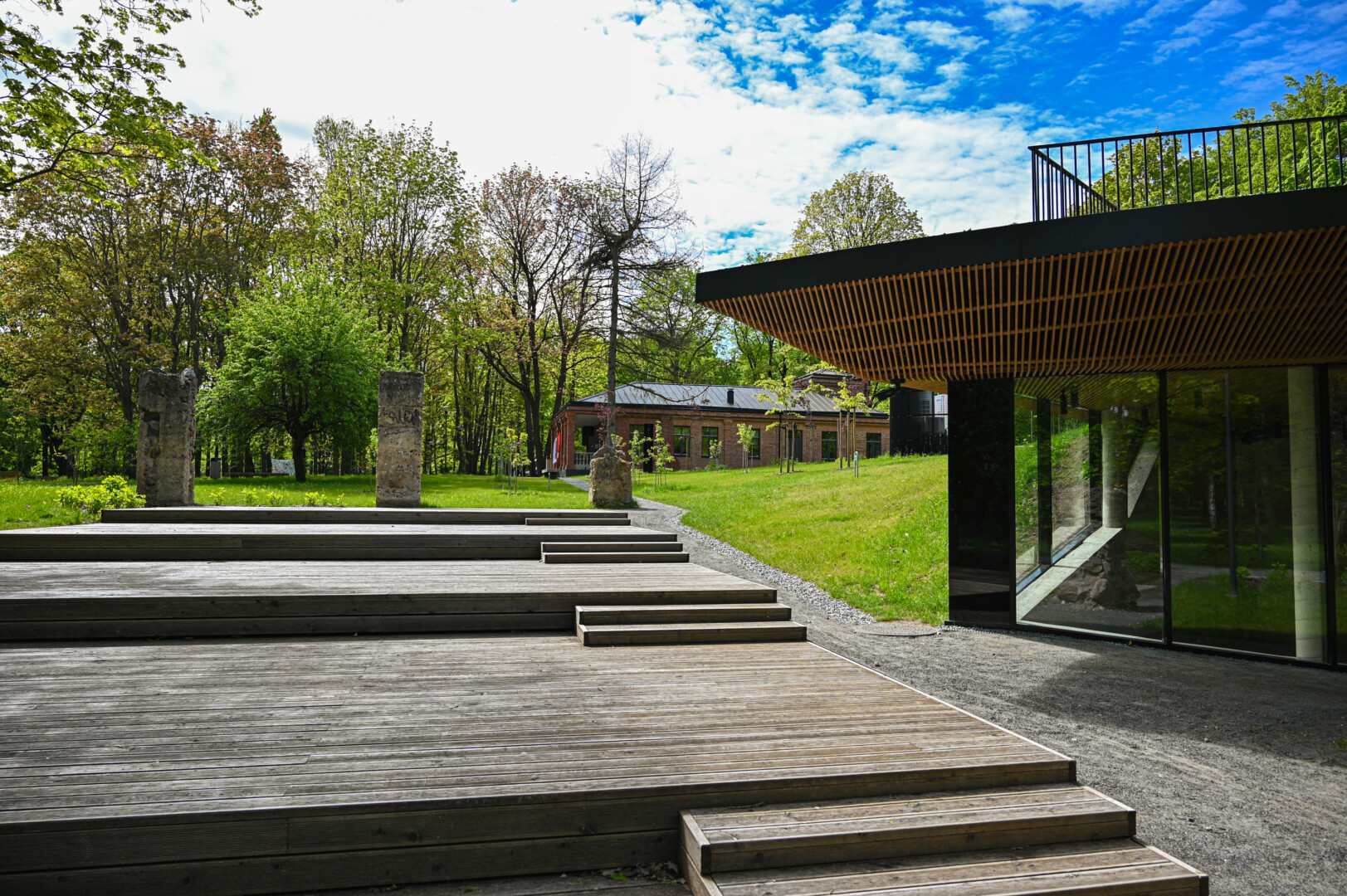 Jauniausia Panevėžyje kultūros įstaiga – rekonstruotoje istorinėje sodyboje įsikūręs „Pragiedrulių“ kūrybiškumo centras sulaukė kritikos iš jame su svečiu iš JAV apsilankiusios filosofės ir politologės Virginijos Būdienės. P. ŽIDONIO nuotr.