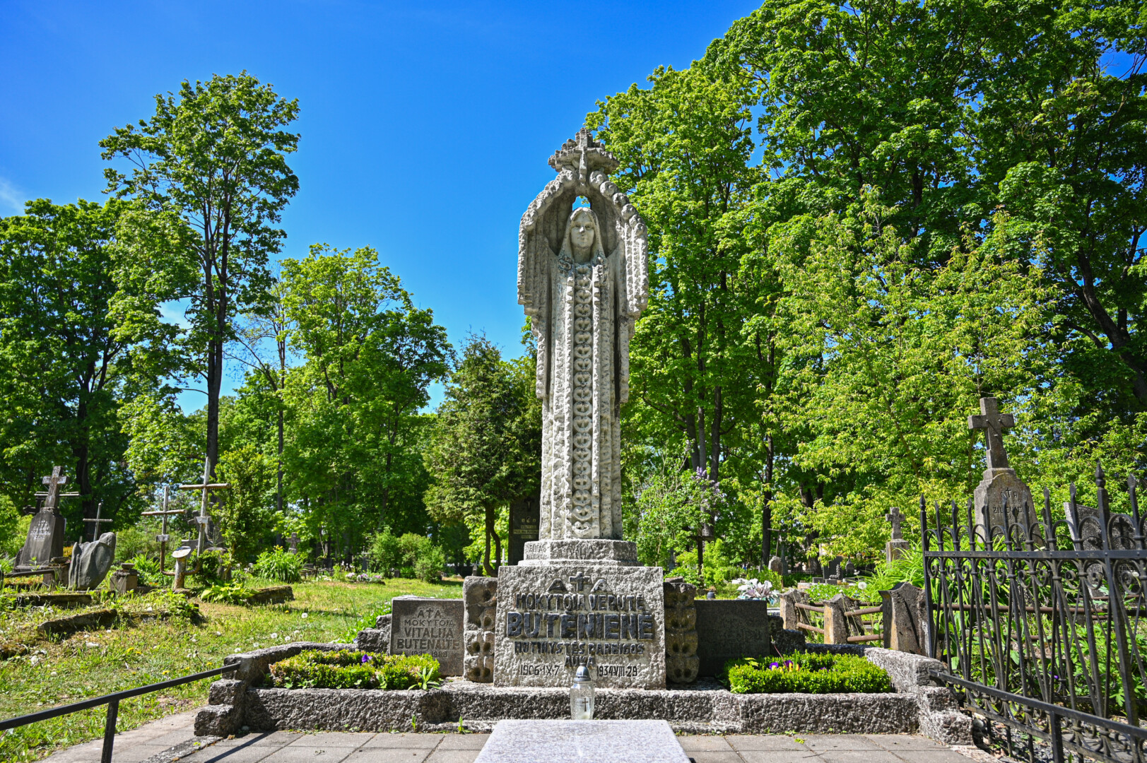 Dažnas šių nebeveikiančių istorinių kapinių lankytojas atkreipia dėmesį į didelę moters skulptūrą su užrašu „Motinystės pareigos auka“. Šis paminklas – garsaus skulptoriaus Bernardo Bučo kūrinys. P. ŽIDONIO nuotr.
